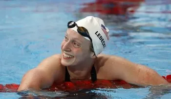 Caen tres récords en mundial de natación