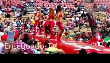 Mira como se mueven las bailarinas del Escogido