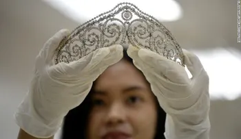 Subastan las ostentosas e ilícitas joyas de la primera dama de Filipinas Imelda Marcos