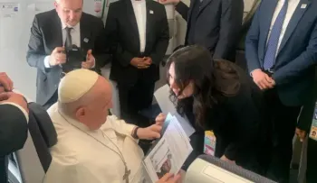 El papa dice que le "tocó" la foto de los migrantes en el hueco del timón