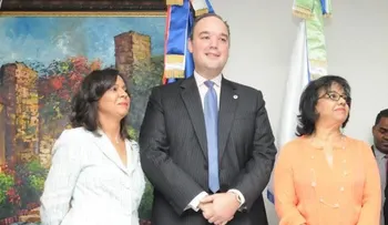 Ministro de Industria y Comercio posesiona a Anina Del Castillo en Proconsumidor