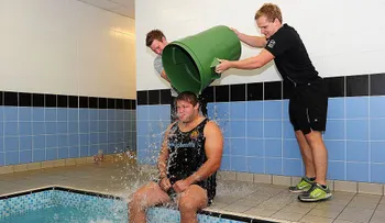 Descubren gen responsable de la esclerosis lateral amiotrófica gracias al Ice Bucket Challenge
