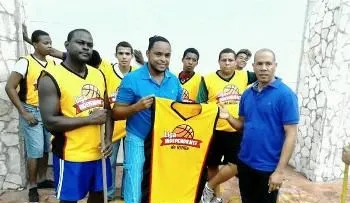 Leche Kanny dona uniformes a Liga Independiente de Vitilla