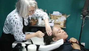 En París, un salón de belleza ofrece cuidados a las inmigrantes