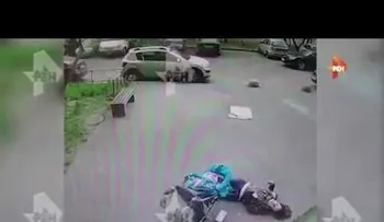 Una mujer sufre un terrible accidente cuando paseaba con su bebé (VIDEO)