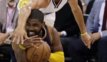 Kyrie Irving es operado de fractura en la rótula 