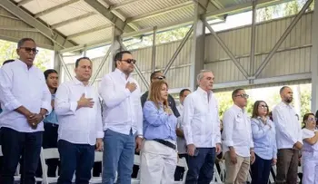 Abinader inaugura techado escolar y lanza programa de estufas en Rancho Arriba