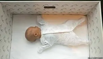 Por qué los bebés de Finlandia duermen en cajas de cartón