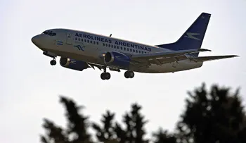 La tripulación de un avión argentino le salva la vida a un niño