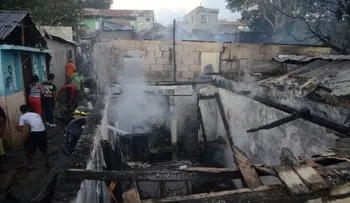 Incendio afecta 10 viviendas en Santiago