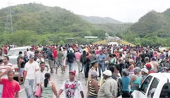 Unas 14 mil personas incomunicadas por derumbe puente sobre río Haina de Villa Altagracia