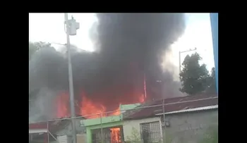 Incendio reduce a cenizas viviendas de cinco familias en Santiago