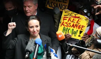  Stella Moris, esposa de Julian Assange, rompió a llorar, tras ofrecimiento de asilo político a su pareja