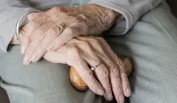 Las infecciones por covid afectan otra vez a personas mayores, según experto