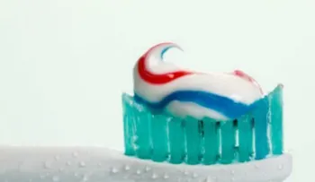 Químico prohibido aún se halla en reconocida pasta dental?