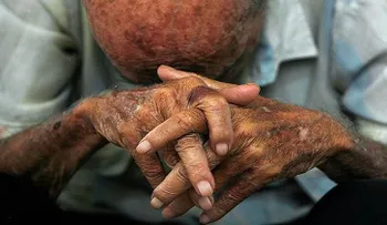 España inicia la expulsión de ancianos con papeles a los que niega la tarjeta sanitaria