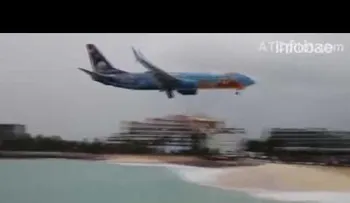 El aterrador momento en que un Boeing 737 casi cae al mar al intentar aterrizar en una isla paradisíaca
