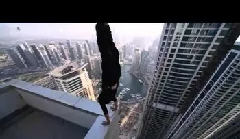 Nunca intente acrobacias como las de este joven en rascacielos de Dubái (VIDEO)