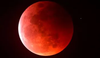 Eclipse y luna roja evocan profecías del Apocalipsis
