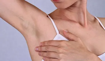 Cómo remover el vello de las axilas natural y permanentemente