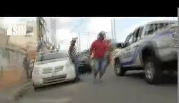 Con cuchillo en mano le cae atrás a camarógrafo (VIDEO)