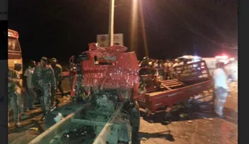Muere conductor de autobús Santo Encarnación Cuevas, al chocar con un camión; decenas de heridos