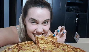 10 alimentos que los famosos evitan comer porque provocan acné