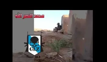 Francotirador del EI acorrala a un joven soldado iraquí... observe qué ocurre