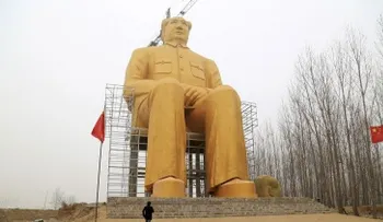 Demuelen la gigantesca estatua dorada de Mao en China (VIDEO)