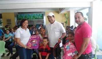 Fundación Médicos en Apoyo distribuye útiles escolares a niños necesitados
