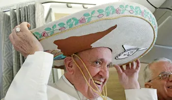 El papa Francisco usa un sombrero mexicano camino a Cuba