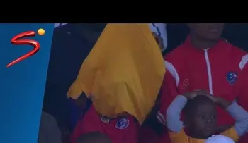 El peor hincha: se pone la camiseta del rival al ver que su equipo pierde