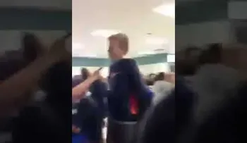 Estudiantes gringos hacen llorar a latinos en comedor escolar: ¡Construye ese muro! (VIDEO)