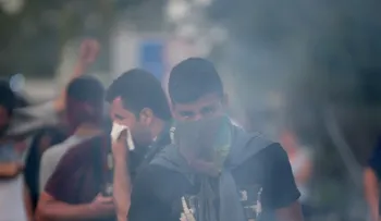 Hungría lanza gas lacrimógeno a inmigrantes en la frontera