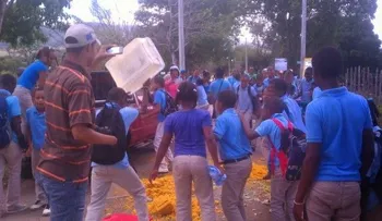 Estudiantes botan almuerzo alegando es de mala calidad