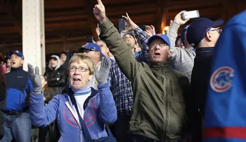 Así festejaron los fanáticos más veteranos de Chicago la conquista de la Serie Mundial