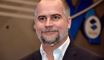 Se desatan los demonios en contra de Alejandro Fernández W por su jugoso aumento de sueldo 