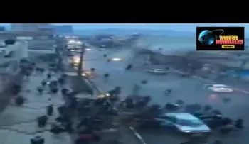 El increíble momento en el que un rayo cae sobre un auto 