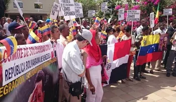 Dominicanos firman documento para que Obama derogue decreto contra Venezuela