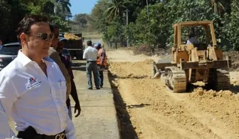 Oisoe inicia asfaltado carretera Cruce Santana-Nizao