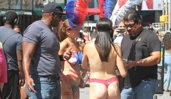 Apresan hispanas se exhiben desnudas frente consulado RD en NY