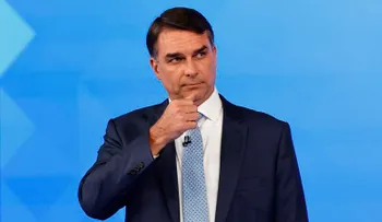 Flávio Bolsonaro lanza su campaña presidencial en Copacabana y busca heredar el movimiento de su padre