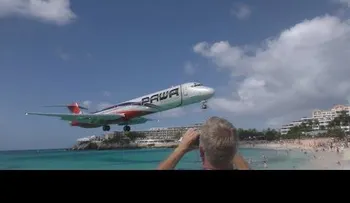 Impresionante aterrizaje de un avión en San Martín (VIDEO)