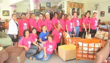 Mujeres emprendedoras realizan feria