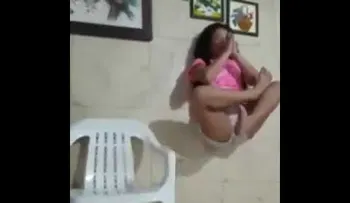 Su mamá le arruinó un perfecto truco de "levitación"