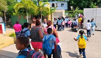 Hombre armado con machete irrumpe en escuela de Barahona y amenaza de muerte al director