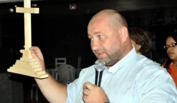 Investigación concluye padre Alberto Gil abusó sexualmente de siete menores