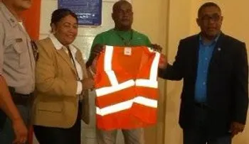 Ministerio Público entrega chalecos a motoconchistas de Bahoruco