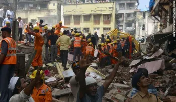 Derrumbe de antiguo edificio deja 19 muertos en la India