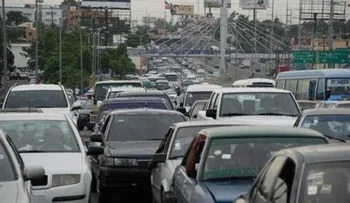 Vehículo averiado produce taponamiento en túnel de Las Américas